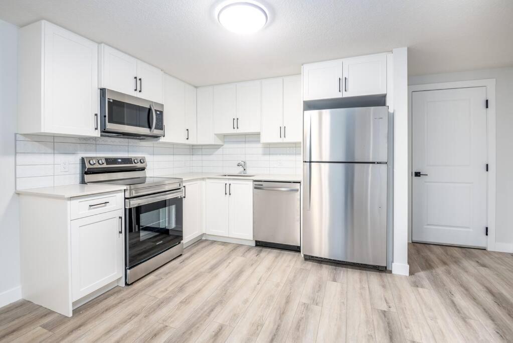 Cozy New In Nw * Calgary