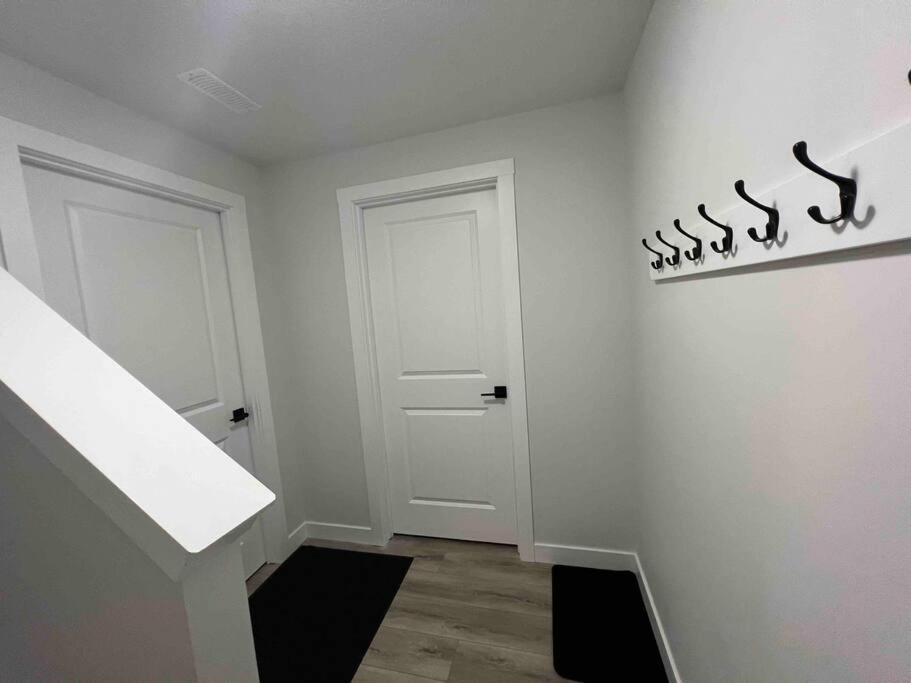 Cozy New In Nw * Calgary