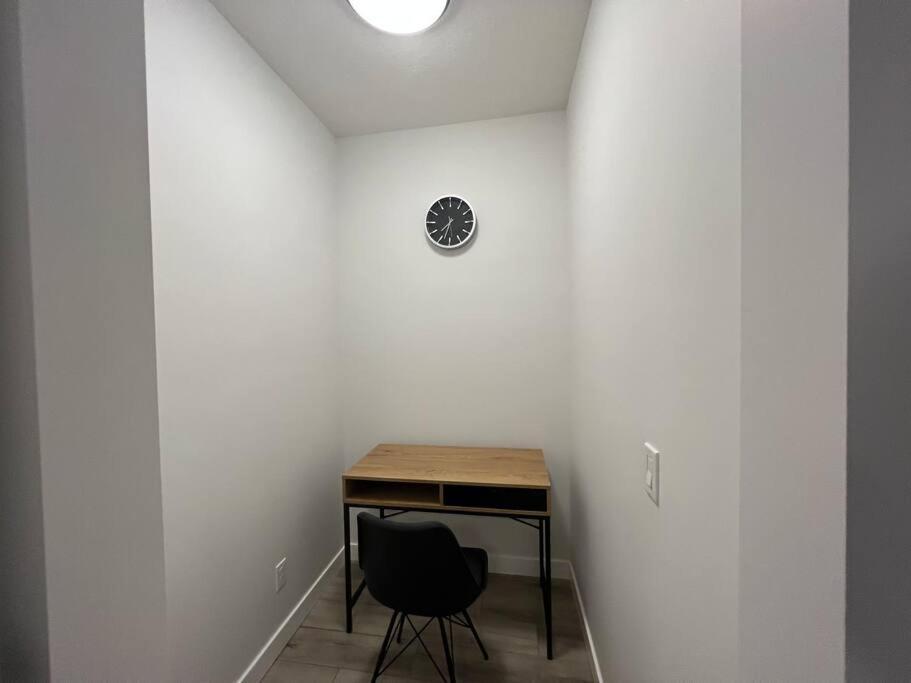 Cozy New In Nw Apartment Calgary