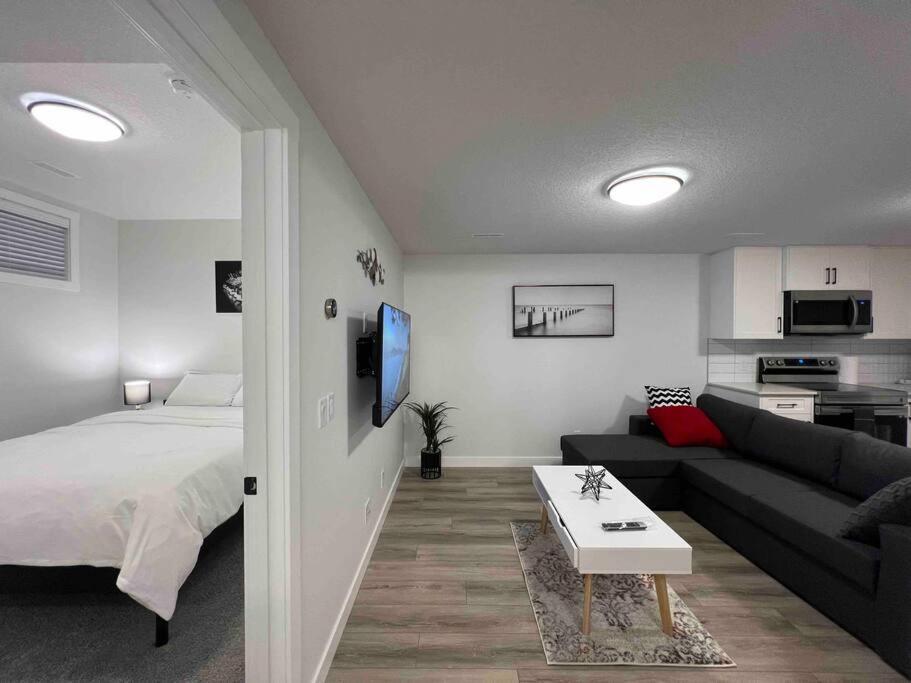 Cozy New In Nw * Calgary