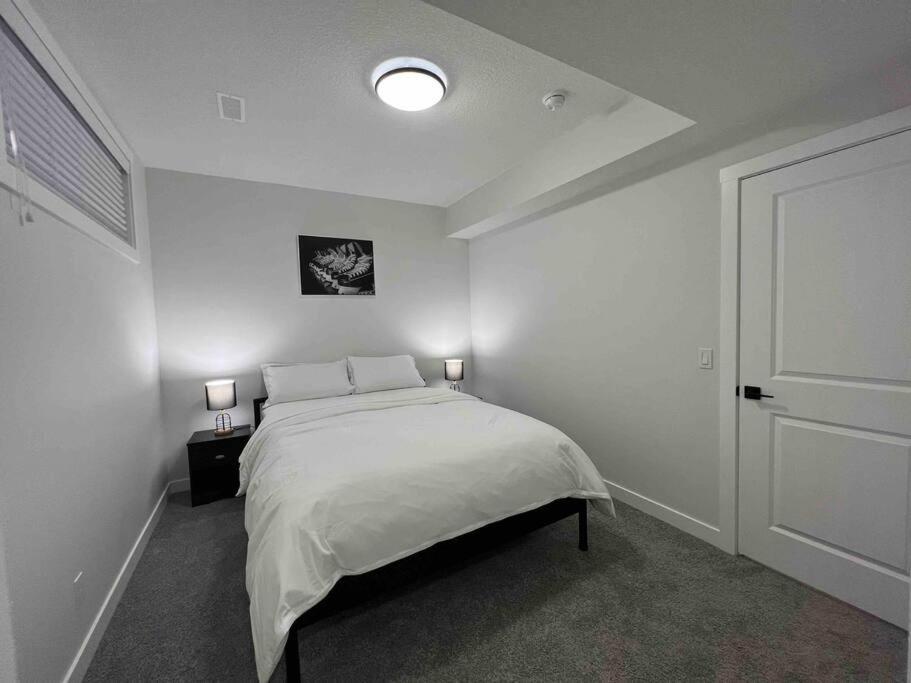 Cozy New In Nw Apartment Calgary